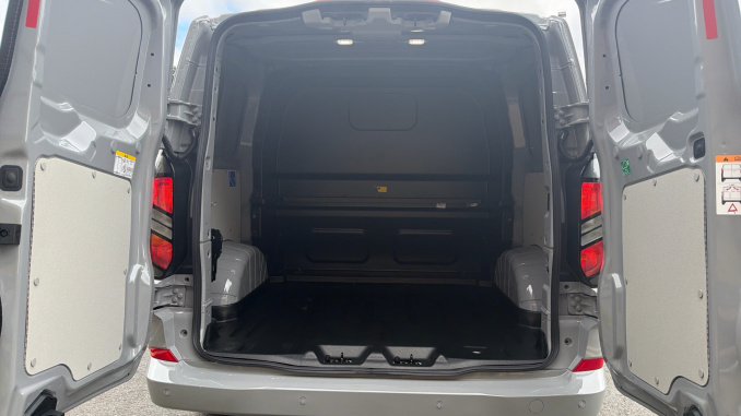 Ford Transit Custom 320 L1 Diesel Fwd 2.0 EcoBlue 170ps H1 Double Cab Van Limited Auto - Image 12